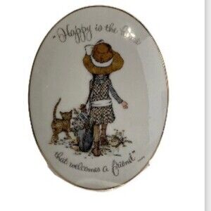 HOLLY HOBBIE Vintage Oval 1983 Happy is the home that welcomes a friend